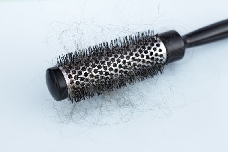 Mit dem losen Haar bürsten, Konzept des Haarausfalls, Haarpflege lizenzfreie stockfotos Mit dem losen Haar bürsten, Konzept des Haarausfalls, Haarpflege lizenzfreie stockfotos