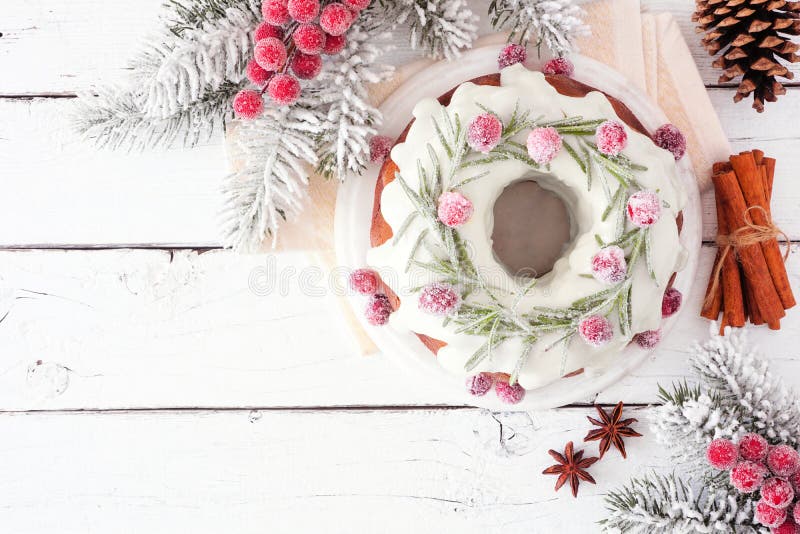 Mit dem Weihnachtslebkuchenkuchen Eierpunschbereifen und Kranzbelag. Draufsicht über einen weißen Hintergrund Kopienraum Holz. lizenzfreie stockfotos
