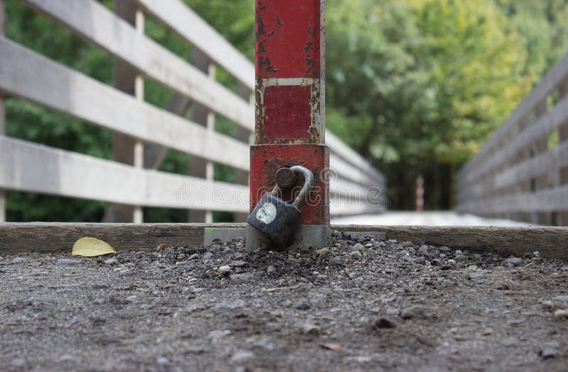 Mit einem Verschlussauflagenverschlossenen über der Brücke lizenzfreies stockbild Mit einem Verschlussauflagenverschlossenen über der Brücke lizenzfreies stockbild