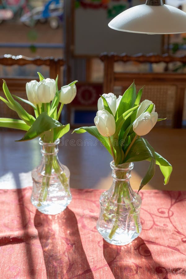 Mit Frühlingsblumen im Wohnzimmerinnenraum stockfotos Mit Frühlingsblumen im Wohnzimmerinnenraum stockfotos
