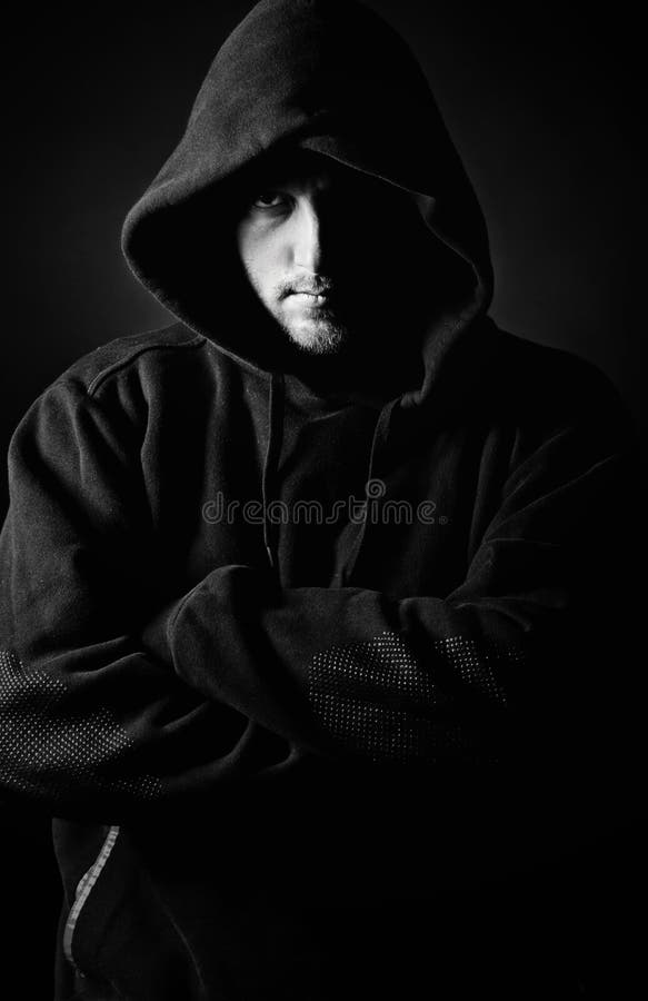 Mit Kapuze Jugend gegen dunklen Hintergrund stockbild Mit Kapuze Jugend gegen dunklen Hintergrund stockbild