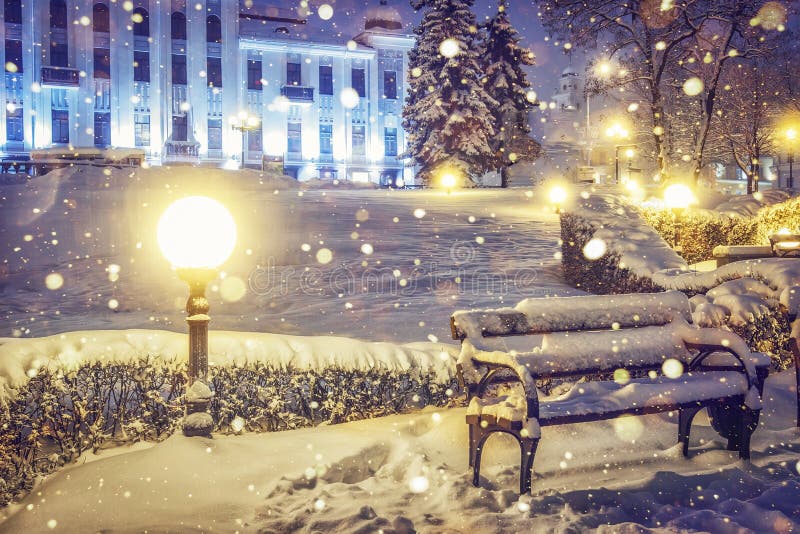 Mit zusätzlichem Format Nachtszene der magischen Stadt auf Weihnachten Fallende Schneeflocken in der Nacht parken für neues Jahr stockfoto Mit zusätzlichem Format Nachtszene der magischen Stadt auf Weihnachten Fallende Schneeflocken in der Nacht parken für neues Jahr stockfoto