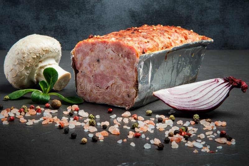 Mitad del pan cocido de la carne con las especias, la albahaca, la seta y la cebolla imagenes de archivo Mitad del pan cocido de la carne con las especias, la albahaca, la seta y la cebolla imagenes de archivo