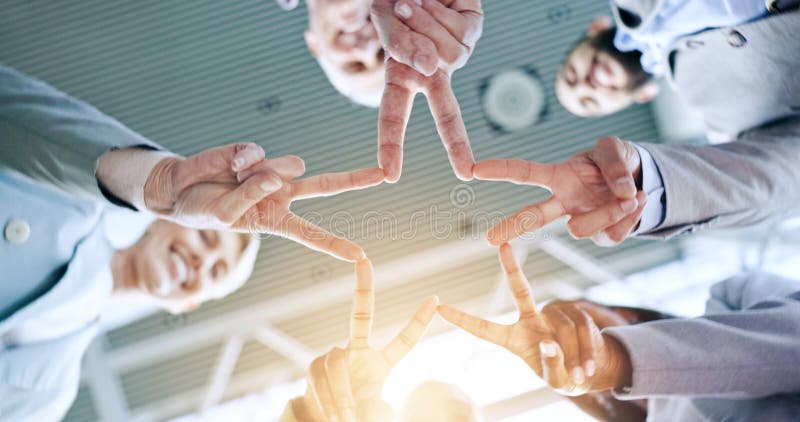 Mitarbeit Sterne Finger und ein Business Team im Büro von unten für die Arbeit mit Flare. Teamarbeit stockbilder