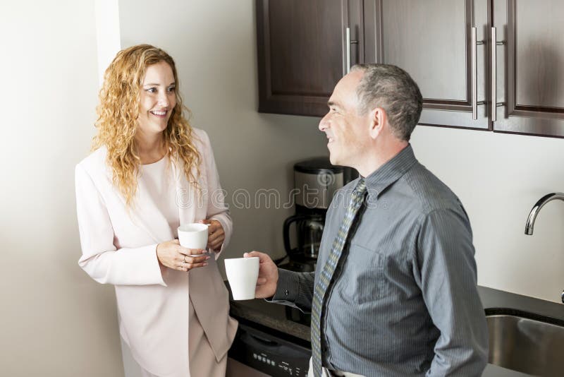 Mitarbeiter auf Kaffeepause lizenzfreies stockfoto Mitarbeiter auf Kaffeepause lizenzfreies stockfoto
