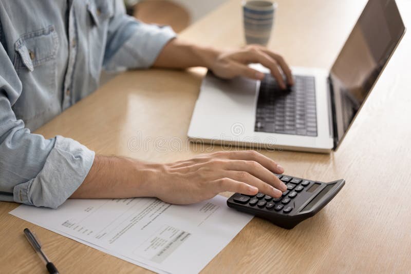 Mitarbeiter der Kulturansicht, der die Finanzen am Schreibtisch verwaltet stockbild