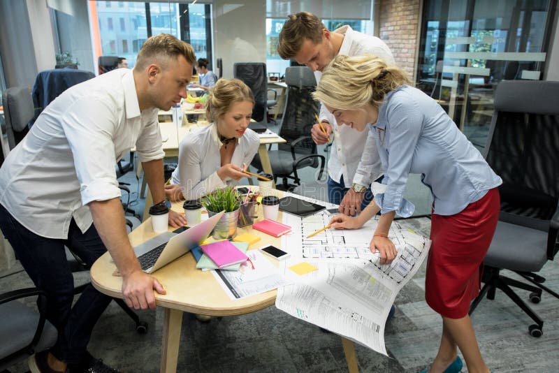 Mitarbeiter, Die in Der Gruppe Auf Projekt Arbeiten Stockfoto Bild