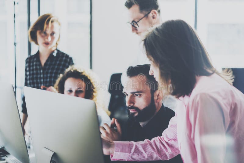 Mitarbeiterfoto im modernen Büro Neue Idee der Projektleiter-Teamarbeit Junge Geschäftsmannschaft, die mit Startstudio arbeitet lizenzfreies stockfoto Mitarbeiterfoto im modernen Büro Neue Idee der Projektleiter-Teamarbeit Junge Geschäftsmannschaft, die mit Startstudio arbeitet lizenzfreies stockfoto
