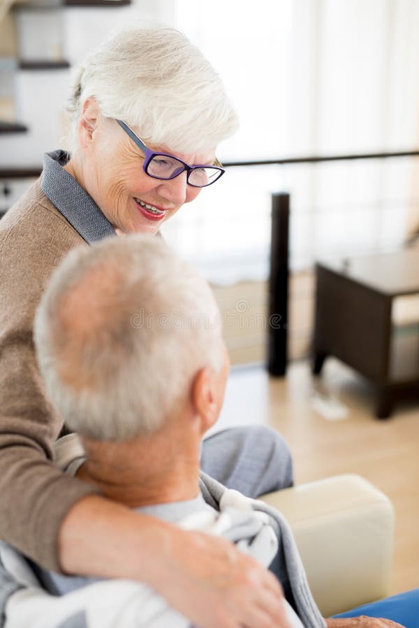 Mitfühlende ältere Paare zu Hause lizenzfreies stockbild Mitfühlende ältere Paare zu Hause lizenzfreies stockbild
