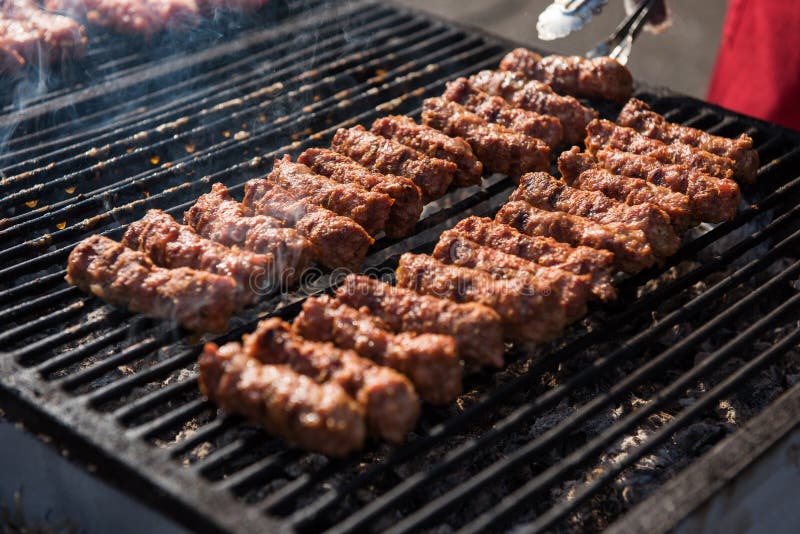 Mititei, mici, roulades de viande traditionnelles roumaines photo libre de droits Mititei, mici, roulades de viande traditionnelles roumaines photo libre de droits