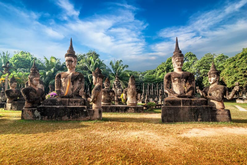 Mitología y estatuas religiosas en el parque de Wat Xieng Khuan Buddha laos