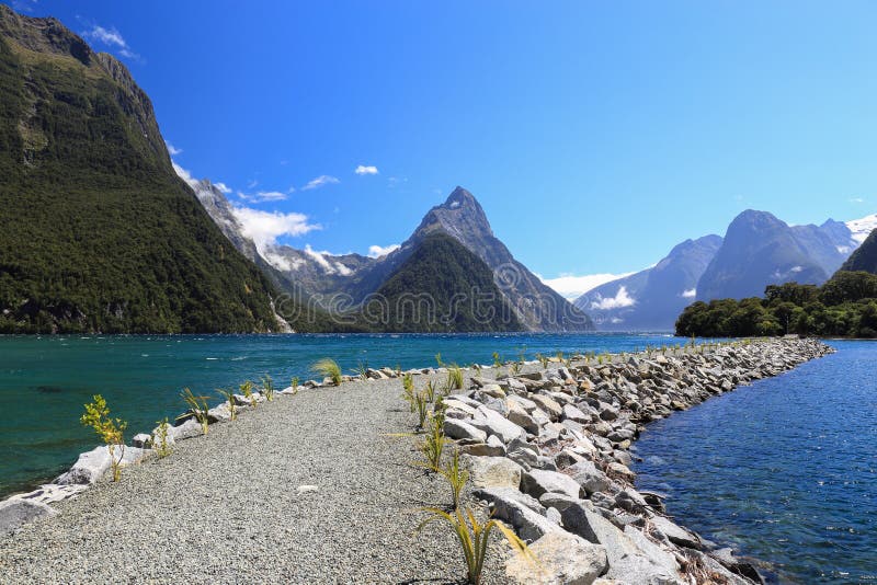 Mitre maximumet i den Fiordland nationalparken, den sydliga ön, ny iver royaltyfria bilder Mitre maximumet i den Fiordland nationalparken, den sydliga ön, ny iver royaltyfria bilder