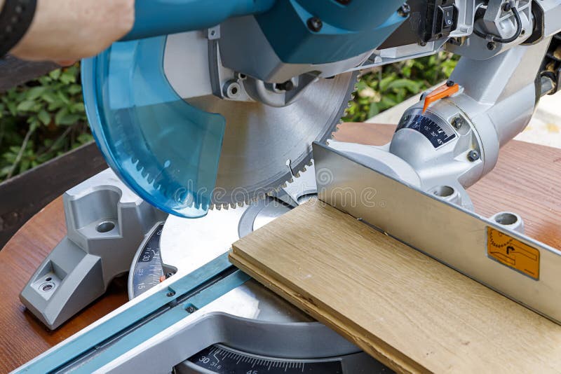Mitre scié dans le processus de sciage d'une partie en bois. images stock