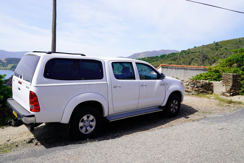 Mitshibushi L200 Pick Up Truck White Avec Couvercle Fond De Lit Seau Garé  Dans La Rue Image éditorial - Image du industrie, lecteur: 220738580