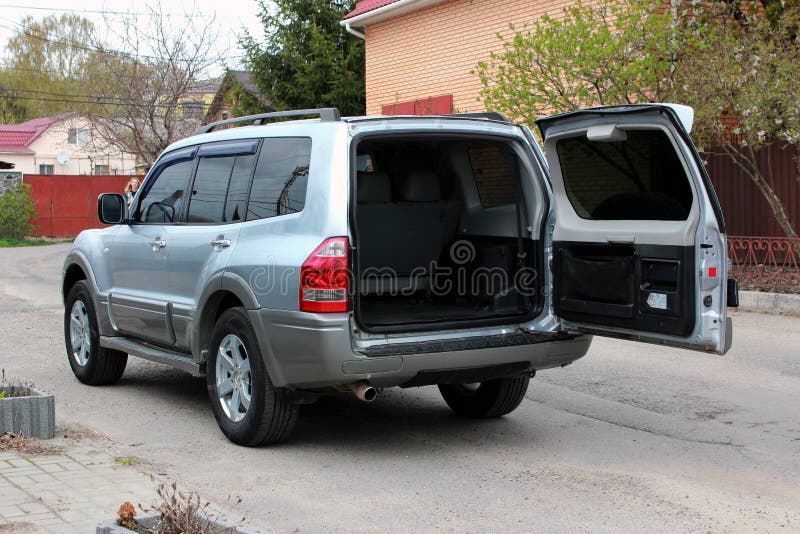 Mitsubishi Pajero Wagen Mit Offenem Kofferraum. Mitsubishi Pajero Wagen Sauberer Kofferraum
