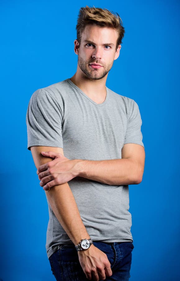 Mitt format stilig Förtroende och karisma manligt mode Man trendy look affärsmansbevakning Guy in denim arkivbilder