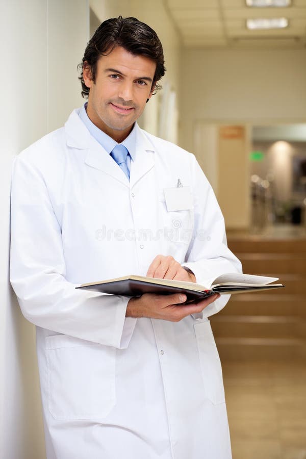 Mitt- vuxen doktor Holding Book royaltyfri bild Mitt- vuxen doktor Holding Book royaltyfri bild