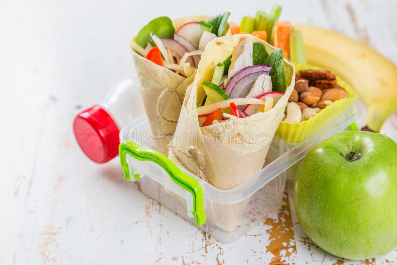 Mittagessen, zum mit Tortillaverpackungen und -gemüse zu gehen lizenzfreies stockbild Mittagessen, zum mit Tortillaverpackungen und -gemüse zu gehen lizenzfreies stockbild