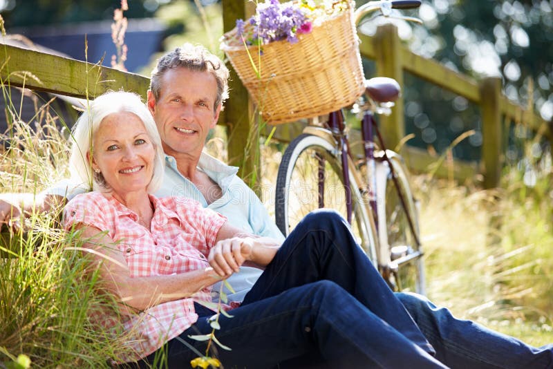 Mitte gealterte Paare, die auf Land-Zyklus-Fahrt sich entspannen