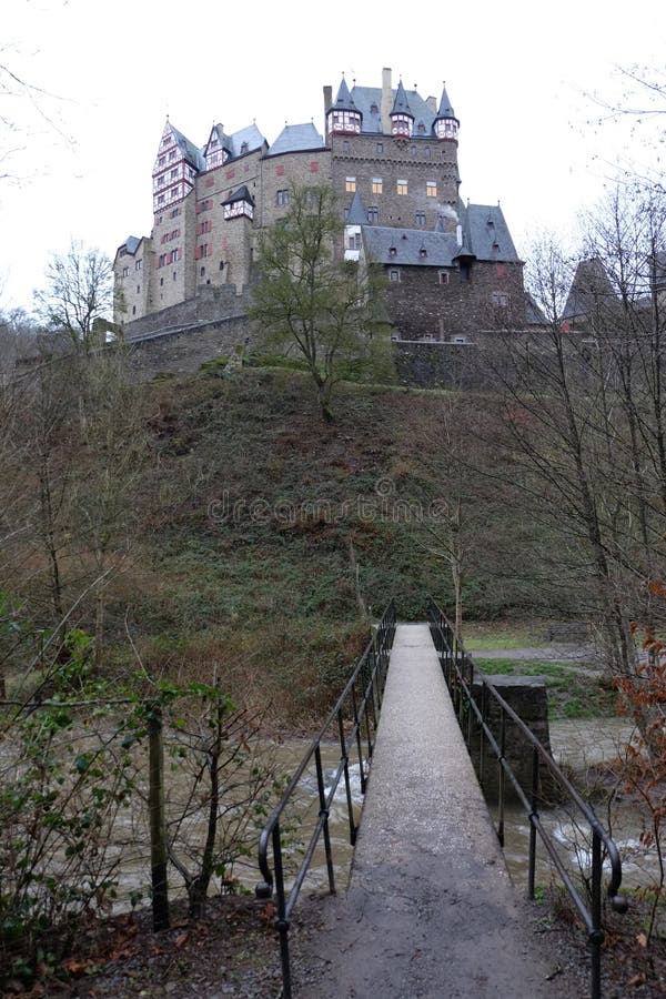 Mittelalterliche Burg Eltz-Schloss-Brücke lizenzfreie stockbilder Mittelalterliche Burg Eltz-Schloss-Brücke lizenzfreie stockbilder