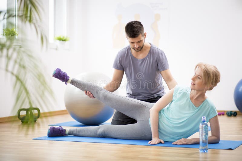 Physiotherapie Mit Einem Jungen Fotos Kostenlose Und Royalty Free Stock Fotos Von Dreamstime