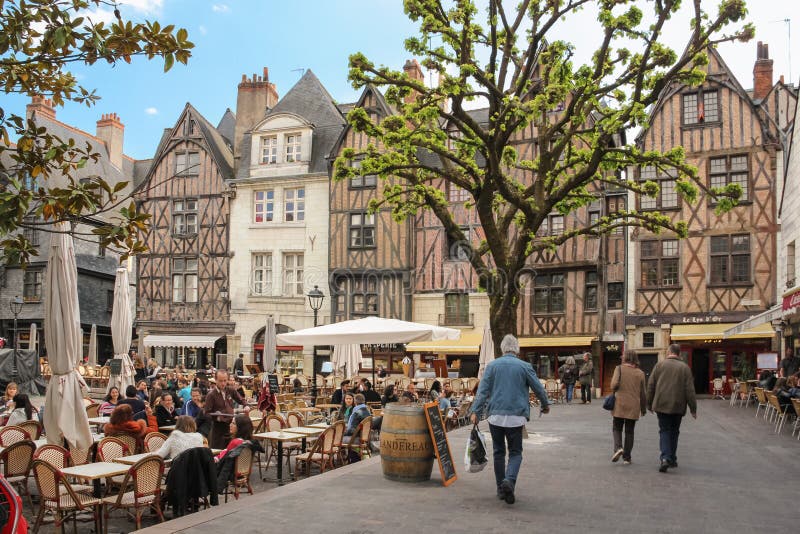 Mittelalterliche Gebäude am Platz Plumereau touren frankreich