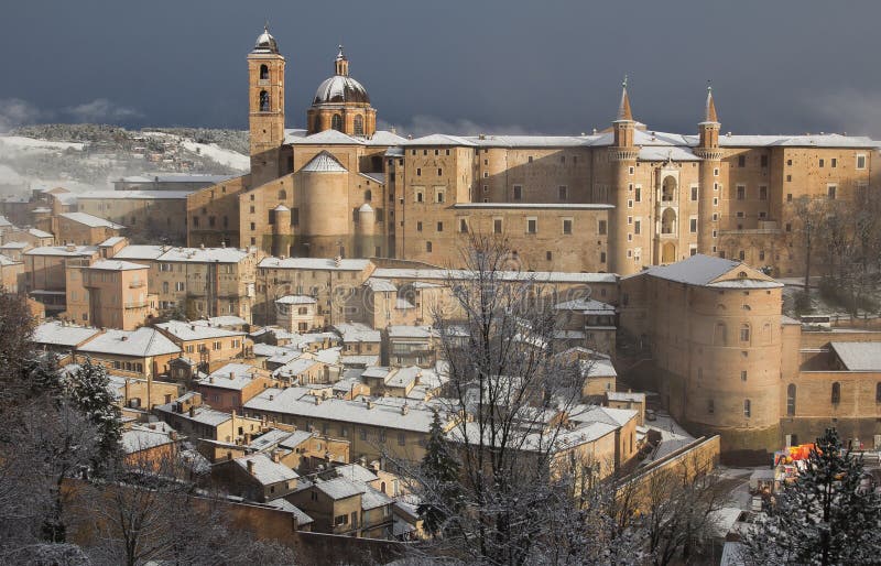 Mittelalterliche Urbino-Stadt während des Wintersturms stockbilder Mittelalterliche Urbino-Stadt während des Wintersturms stockbilder