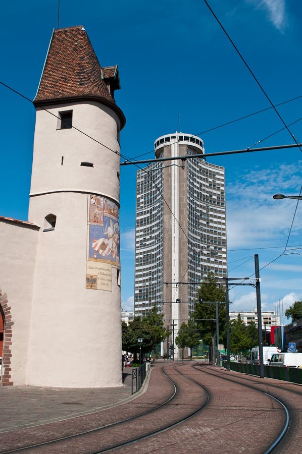 mittelalterlicher Bollwerk-Turm und europäischer Turm in Mulhouse lizenzfreie stockbilder mittelalterlicher Bollwerk-Turm und europäischer Turm in Mulhouse lizenzfreie stockbilder