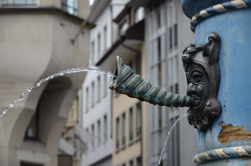 Mittelalterlicher Brunnen mit Schlagoberteilhörnern und -Flusswasser des Gesichtes in der Luzerne, die Schweiz lizenzfreie stockfotografie Mittelalterlicher Brunnen mit Schlagoberteilhörnern und -Flusswasser des Gesichtes in der Luzerne, die Schweiz lizenzfreie stockfotografie