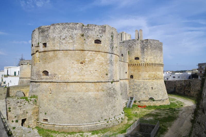 Mittelalterliches Aragonese-Schloss in Otranto, Apulien, Italien stockfotos Mittelalterliches Aragonese-Schloss in Otranto, Apulien, Italien stockfotos