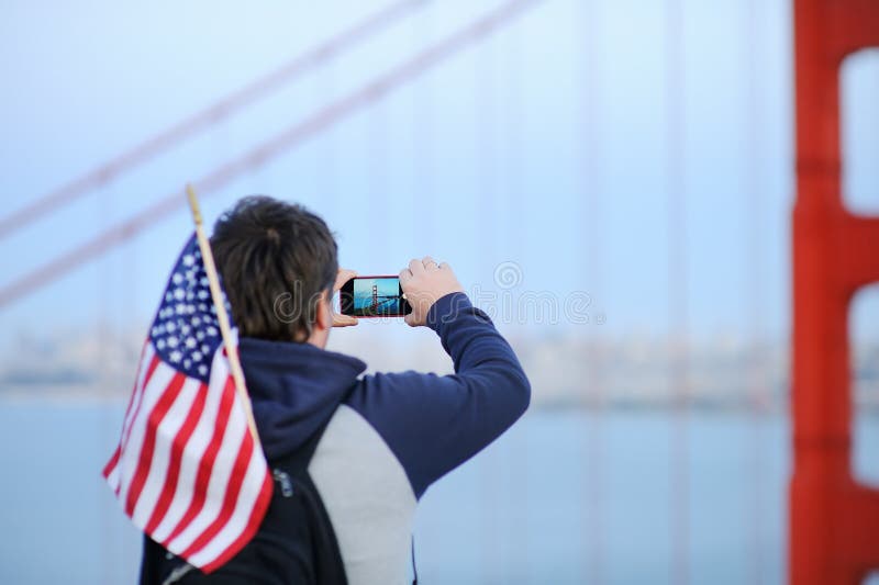 Mittelaltermann, der bewegliches Foto auf Golden gate bridge macht lizenzfreie stockfotos Mittelaltermann, der bewegliches Foto auf Golden gate bridge macht lizenzfreie stockfotos