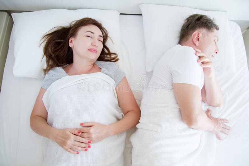 Mittelalterpaare, die im Bett schlafen Familienleben im Schlafzimmer zu Hause Gesunde Schlafzeit Selektiver Fokus stockbilder Mittelalterpaare, die im Bett schlafen Familienleben im Schlafzimmer zu Hause Gesunde Schlafzeit Selektiver Fokus stockbilder
