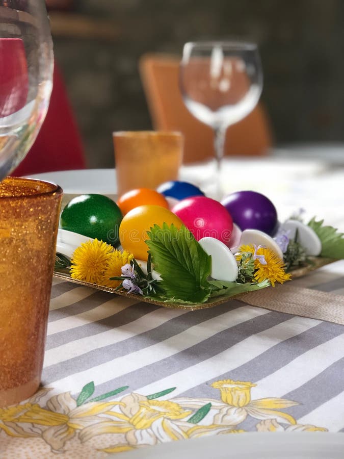Mittelstück für Ostern mit mehrfarbigen hart gekochten Eiern stockfoto Mittelstück für Ostern mit mehrfarbigen hart gekochten Eiern stockfoto
