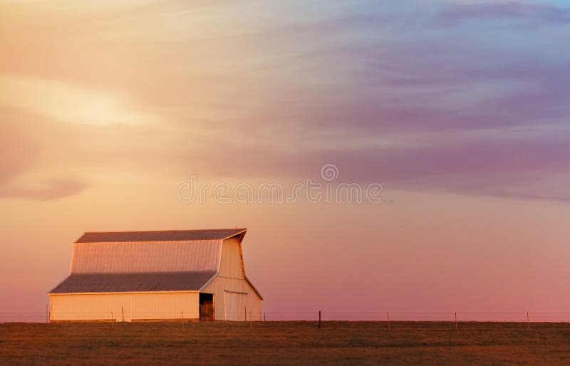 Mittelwesten-Scheune bei Sonnenuntergang stockfotos Mittelwesten-Scheune bei Sonnenuntergang stockfotos