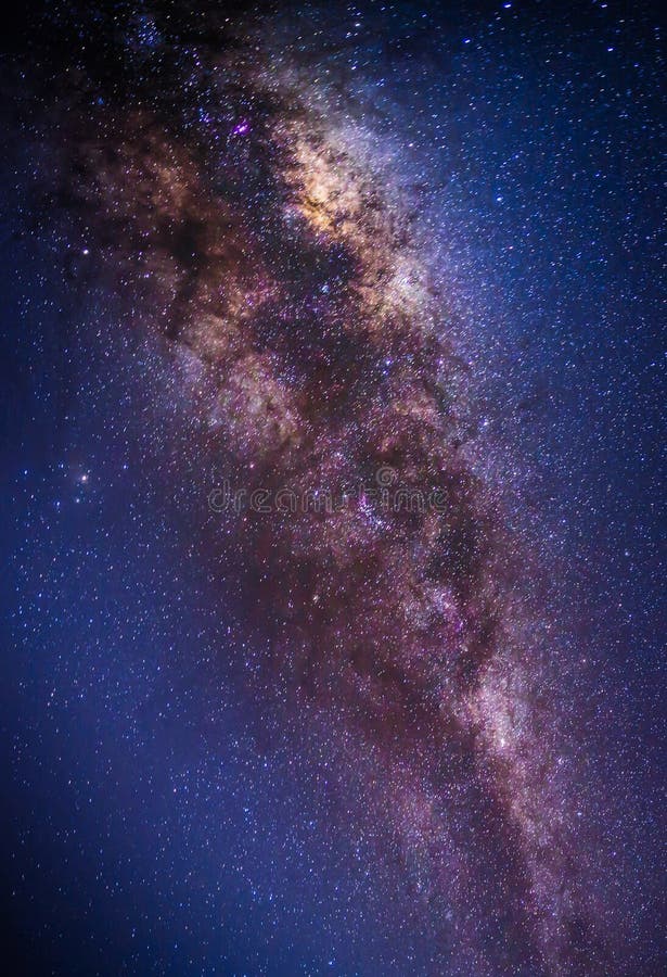 Mitten av den galaxyMilky väggalaxen för mjölkaktig väg över berget fotografering för bildbyråer Mitten av den galaxyMilky väggalaxen för mjölkaktig väg över berget fotografering för bildbyråer