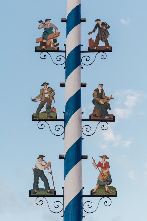MITTENWALD, ALEMANIA - DICIEMBRE DE 2018: detalle del Maypole bávaro tradicional fotografía de archivo libre de regalías MITTENWALD, ALEMANIA - DICIEMBRE DE 2018: detalle del Maypole bávaro tradicional fotografía de archivo libre de regalías