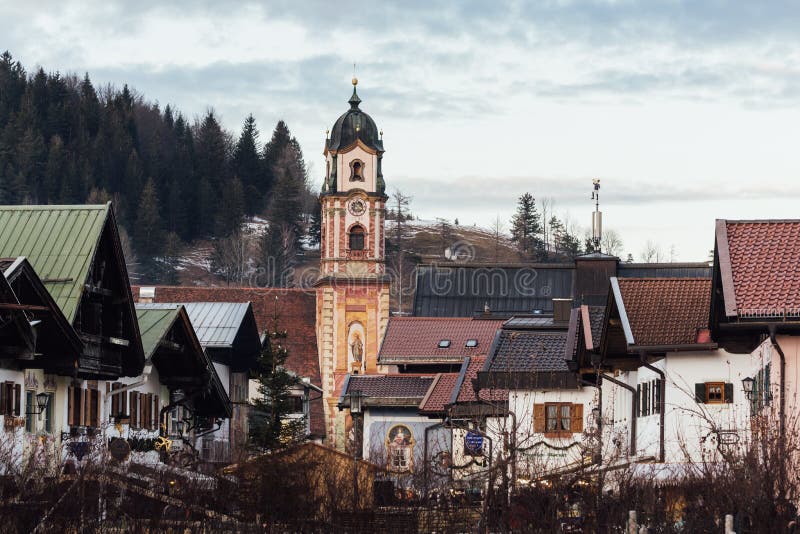 MITTENWALD, ΓΕΡΜΑΝΙΑ - ΤΟ ΔΕΚΈΜΒΡΙΟ ΤΟΥ 2018: στέγες της παλαιάς πόλης με την εκκλησία του πύργου του ST Peter και του ST Paul στ στοκ εικόνες MITTENWALD, ΓΕΡΜΑΝΙΑ - ΤΟ ΔΕΚΈΜΒΡΙΟ ΤΟΥ 2018: στέγες της παλαιάς πόλης με την εκκλησία του πύργου του ST Peter και του ST Paul στ στοκ εικόνες