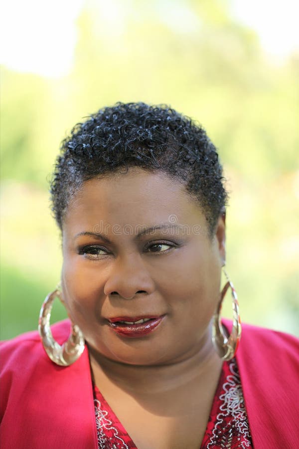 Mittlere gealterte Afroamerikaner-Frau lizenzfreie stockbilder Mittlere gealterte Afroamerikaner-Frau lizenzfreie stockbilder