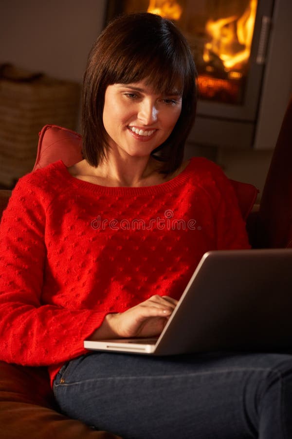 Mittlere gealterte Frau, die Laptop-Computer verwendet lizenzfreies stockfoto Mittlere gealterte Frau, die Laptop-Computer verwendet lizenzfreies stockfoto