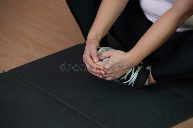 Mittlere Greisin der Nahaufnahme tut das Ausdehnen nach einem Training lizenzfreies stockfoto Mittlere Greisin der Nahaufnahme tut das Ausdehnen nach einem Training lizenzfreies stockfoto