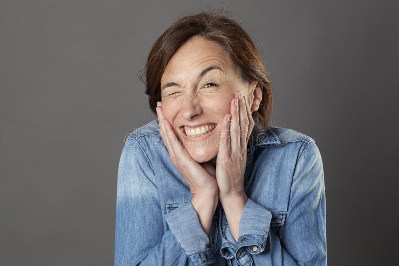 Mittlere Greisin des Spaßes, die für den netten Flirt, humorvolles Porträt blinzelt stockfoto Mittlere Greisin des Spaßes, die für den netten Flirt, humorvolles Porträt blinzelt stockfoto