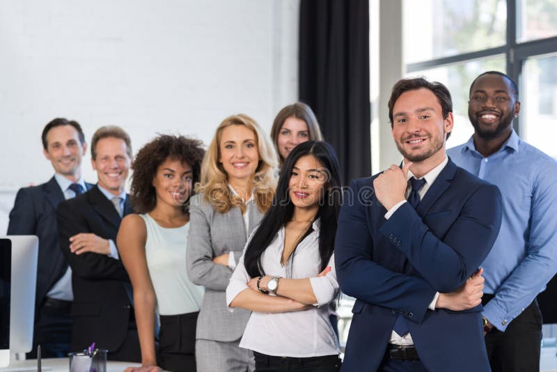 Mezclar la raza la tienda grupo de pie sobre el oficina, empresarios feliz emprendedor a mujer de negocios colega un equipo líder un jefe doblada manos.