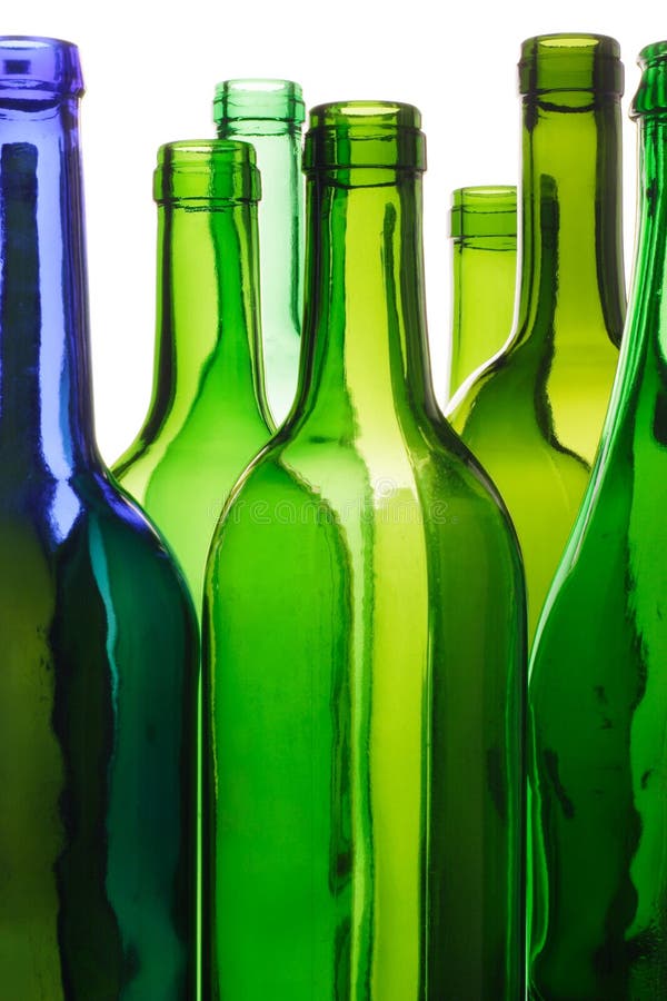 Výber prázdne sklenené fľaše, pripravený na recykláciu.