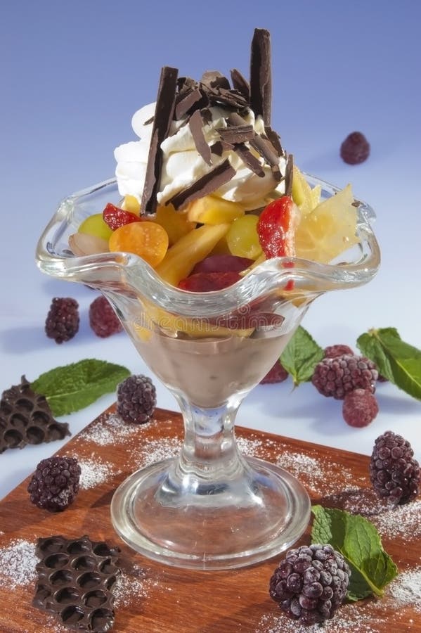 Mixed fruit sundae w ice cream