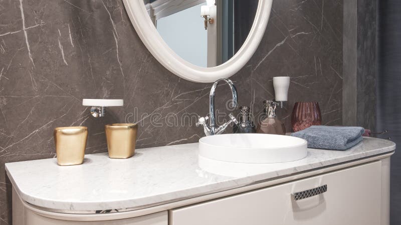Mixer van de luxe de moderne grote witte tapkraan op een ronde gootsteen in een mooie beige marmeren badkamers, een grote ronde s stock foto's Mixer van de luxe de moderne grote witte tapkraan op een ronde gootsteen in een mooie beige marmeren badkamers, een grote ronde s stock foto's