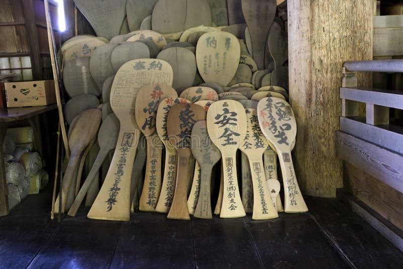 Miyajima, Giappone - 26 maggio 2017: Cucchiai di legno giganti del riso, shamoji immagine stock Miyajima, Giappone - 26 maggio 2017: Cucchiai di legno giganti del riso, shamoji immagine stock