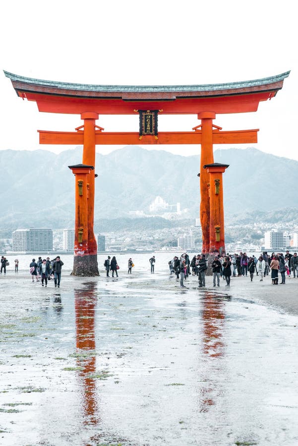 MIYAJIMA, GIAPPONE - 25 MARZO: Passeggiata dei turisti intorno al floa famoso fotografia stock libera da diritti MIYAJIMA, GIAPPONE - 25 MARZO: Passeggiata dei turisti intorno al floa famoso fotografia stock libera da diritti