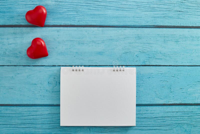Miłości serce i opróżnia kalendarz. Serce i pusty kalendarz na jaskrawej błękitnej drewnianej desce dla valentines dnia i miłości pojęcia z kopii przestrzenią dla teksta