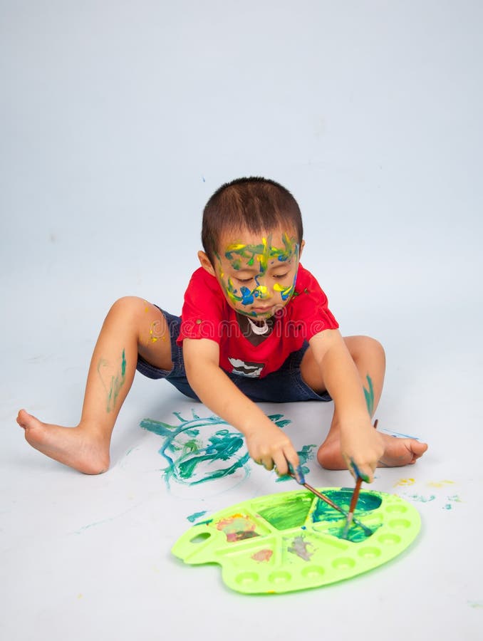 Miúdos que jogam com pintura imagens de stock Miúdos que jogam com pintura imagens de stock
