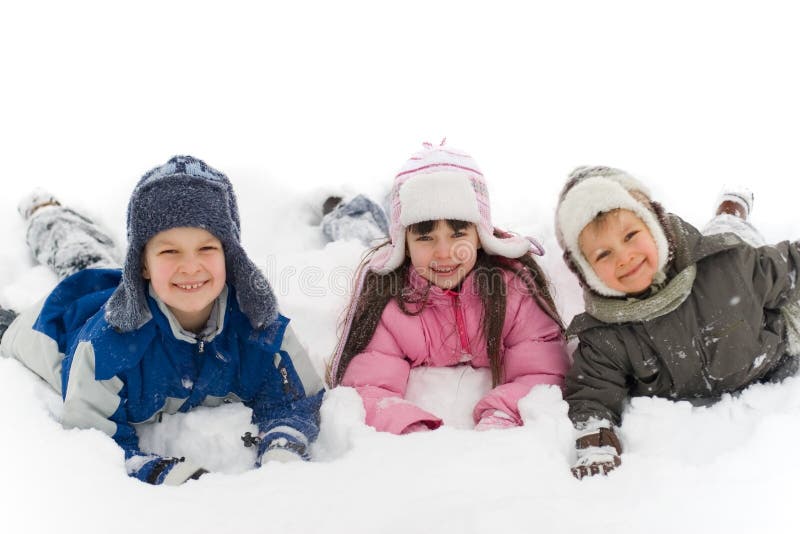 Miúdos que jogam na neve fotografia de stock Miúdos que jogam na neve fotografia de stock